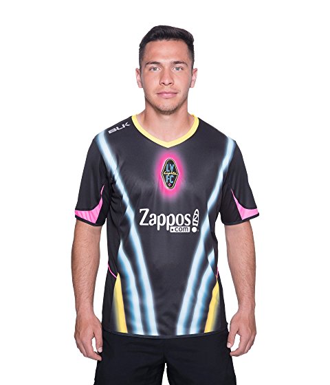Foto: https://www.zappos.com/p/las-vegas-lights-f-c-home-jersey-black/product/9089649/color/3